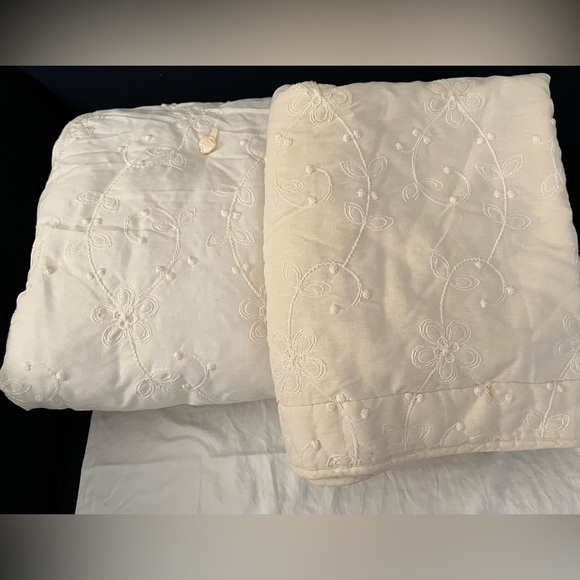 Crib size comforter and blanket set (2 blankets, different weights). Off… - Picture 2 of 16